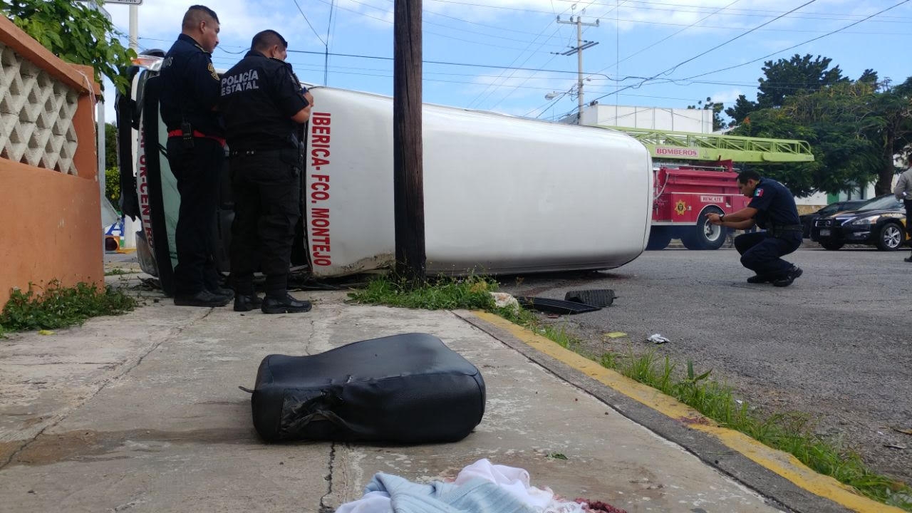 12 lesionados tras volcadura de combi en la García Ginerés